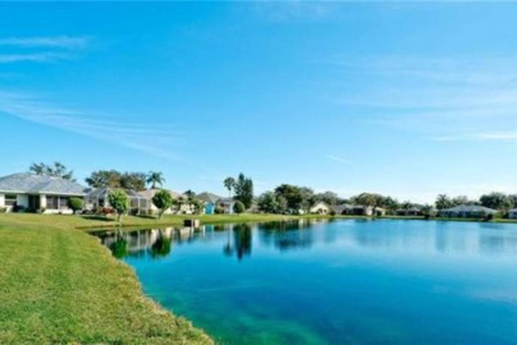 Craig House With Heated Pool On Small Lake แบรเดนตัน ภายนอก รูปภาพ